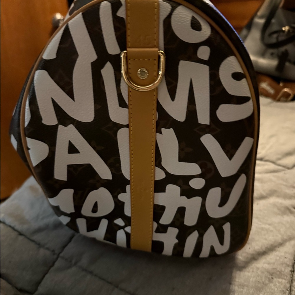 Louis Vuitton - Picture 3 of 8